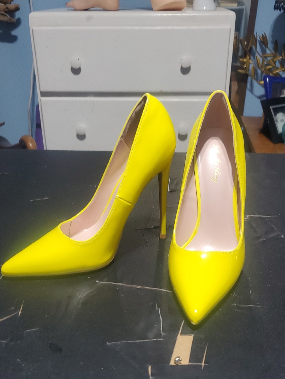 Yellow Pointed-Toe High Heel Pumps Brand New.